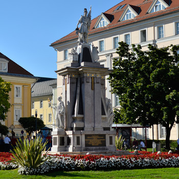 Das Floriani-Denkmal auf dem Heuplatz wird vom Restauratorenteam Cekoni-Tomasi saniert. Foto: StadtPresse