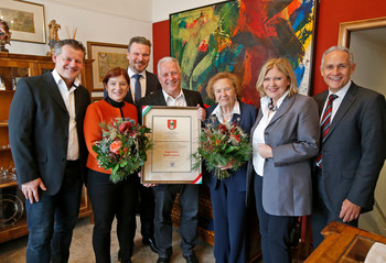 Walter Prause mit seiner Mutter Margarethe, Bgm Dr. Maria-Luise Mathiaschitz, den Vzbgm Jürgen Pfeiler und Wolfgang Germ sowie StR Christian Scheider und der Stadtwappen-Urkunde. ©StadtPresse/Eggenberger