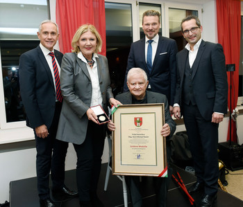 Vzbgm Jürgen Pfeiler, Bgm Dr. Maria-Luise Mathiaschitz, Vzbgm Wolfgang Germ und Stadtrat Mag. Franz Petritz mit Jubilar Prälat Mag. Horst-Michael Rauter bei der Verleihung der Goldenen Medaille Foto: StradtPresse/Fritz