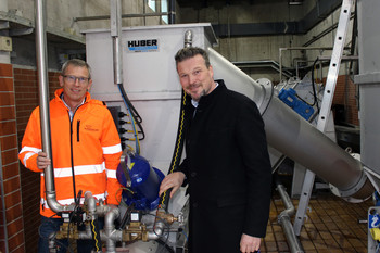 DI Gerhard Hohl (Leiter Kläranlage) und Entsorgungsreferent Vzbgm Wolfgang Germ prüfen die neu installierten Feinrechen- und Rechengutwaschanlagen. Foto: StadtPresse/Spatzek