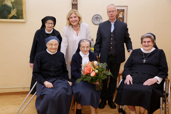 Bürgermeisterin Dr. Maria-Luise Mathiaschitz gratulierte Schwester Maria zum 102. Geburtstag. Foto: StadtPresse/Wajand
