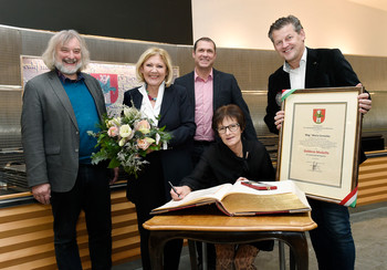 Verleihung der Goldenen Medaille an Mag. Maria Cervenka durch Bgm Dr. Maria-Luise Mathiaschitz, StR Christian Scheider, StR Markus Geiger und StR Frank Frey. © StadtPresse / Fritz