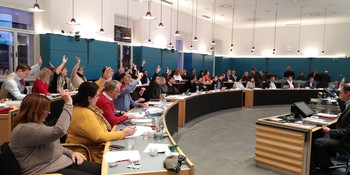 Voll besetzter Gemeinderatssaal 