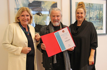 Bgm Dr. Maria-Luise Mathiaschitz überreicht „ke“-Intendant Gerhard Lehner gemeinsam mit Kulturabteilungsleiterin Mag. Manuela Tertschnig dir Urkunde zum Anerkennungspreis. ©StadtPresse