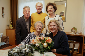 Irene Nekam mit Bgm Dr. Maria-Luise Mathiaschitz, Sohn Robert Nekam, Schwiegertochter Elfriede Nekam und Klaus Zedrosser. Foto: StadtPresse/Wajand