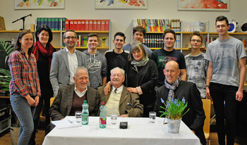 Lehrer und Schüler der HTL-Lastenstraße begrüßten gemeinsam mit Stadtrat Mag. Franz Petritz und Vertretern des Klagenfurter Erinnerungsbeirates den Wiener Erich Finsches in Klagenfurt. Foto: StadtPresse/Glinik