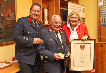 Für 71 Jahre Feuerwehrmann wurde Rudolf Woath im Beisein von FF Viktring-Kommandant Harald Morak von Bürgermeisterin Dr. Maria-Luise Mathiaschitz mit dem Ehrpfennig ausgezeichnet. Foto: Burgstaller