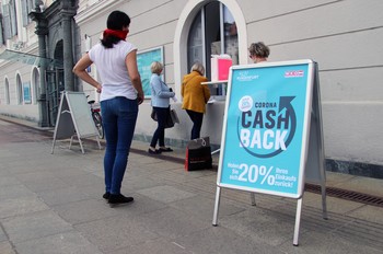 Klagenfurterinnen und Klagenfurter freuen sich über die 20-Prozent-Aktion der Stadt Klagenfurt. Foto: StadtPresse/Spatzek