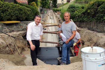 Entsorgungsreferent Vizebürgermeister Wolfgang Germ besichtigt mit Polier Johann Perne (Firma Kostmann) den Baufortschritt bei der Kanalbaustelle Hafengasse. Foto: StadtPresse/Spatzek