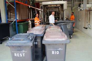 Entsorgungsreferent Vizebürgermeister Wolfgang Germ und die Entsorgungs-Mitarbeiter reinigen die 2000. Tonne in der Behälterwaschanlage. Foto: StadtPresse/Spatzek