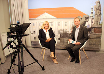 Bürgermeisterin Dr. Maria-Luise Mathiaschitz und Dr. Valentin Unterkircher im neuen Interviewraum der Landeshauptstadt Klagenfurt.