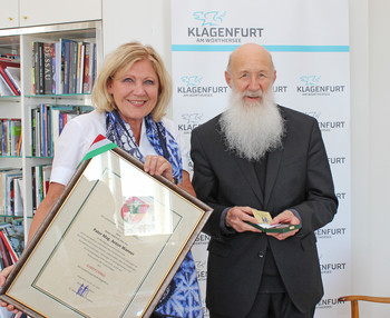 Bürgermeisterin Dr. Maria-Luise Mathiaschitz mit Mag. Anton Wanner alias Pater Anton bei der Verleihung des Ehrpfennigs. Foto: StadtPresse/Glinik