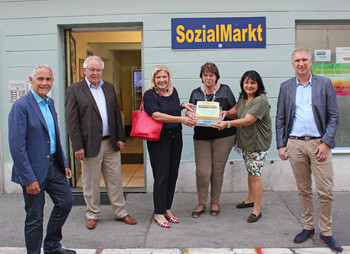 Sozialreferent Vizebürgermeister Jürgen Pfeiler, Karl Bodner (Verein Sozialmärkte), Bürgermeisterin Dr. Maria-Luise Mathiaschitz, SOMA-Geschäftsführerin Liselotte Suette und die weiteren Vorstandsmitglieder Cornelia Hübner und Mag. Ingo Gruss feiern 20 Jahre Sozialmärkte in Kärnten (v.l.)