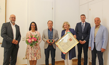 v.l. DI Erwin Smole (STW-Vorstand), Josef Jeller mit Gattin, Bgm Dr. Maria-Luise Mathiaschitz sowie Franz Huditz und Martin Ramusch von der Wörthersee Schifffahrt GmbH. Foto: StadtPresse/Glinik