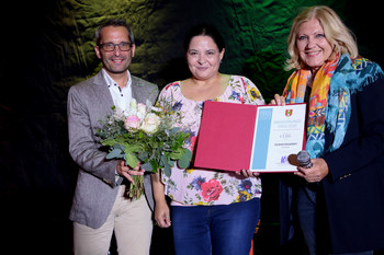 StR Mag. Franz Petritz mit Carmen Kassekert und Bgm Dr. Maria-Luise Mathiaschitz bei der gestrigen 10 Jahres Feier des Poetry Slam in Klagenfurt. Foto: StadtPresse/Wajand