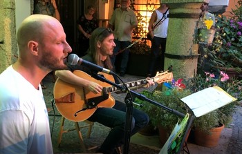 Großartige Darbietungen zeigen Musiker und Künstler in den Innenhöfen der Landeshauptstadt. Am kommenden Donnerstag (3.9.) steigt das Finale.