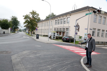 Straßenbau- und Verkehrsreferent Stadtrat Christian Scheider besichtigt den sanierten Kreuzungsbereich vor der Rennerschule. Foto: StadtPresse/Wajand