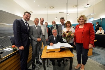 Bürgermeister a.D. Dkfm. Harald Scheucher mit Lebensgefährtin Sigrid , Bürgermeisterin Dr. Maria-Luise Mathiaschitz und allen Stadtsenatsmitgliedern bei der Eintragung ins Goldene Buch. Foto: StadtPresse/Bauer 