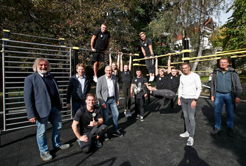 StR. Frank Frey, Ing. Herbert Taschek, Vzbgm Jürgen Pfeiler, Mag. Mario Polak und Leo Wallisch eröffneten den neuen Calisthenicspark