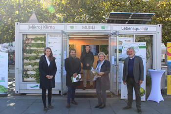 v.l. Elisabeth Gruchmann-Bernau, DI Dr. Gerhard Oswald, Stefan Guggenberger BSc mit Bgm Dr. Maria-Luise Mathiaschitz und StR  Frank Frey bei der Eröffnung des MUGLI-Containers