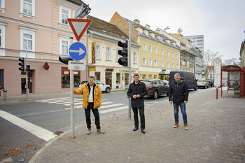 Stadtrat Christian Scheider, Landesrat Martin Gruber und Gemeinderat Siegfrid Wiggisser besichtigten die neue Druckknopfampel auf Höhe der Mariannengasse