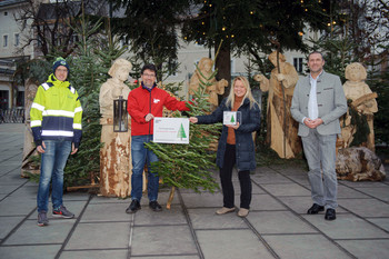 Christoph Fleck, Mag. Ernst Sandrisser, Mag. Cornelia Dobrautz-Leitner und Marktreferent StR Markus Geiger freuten sich über die gelungene Christbaumaktion für den guten Zweck