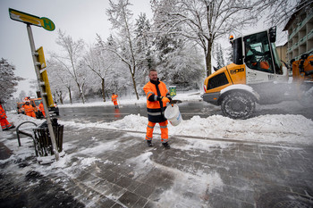 Die Mitarbeiter des Winterdienstes sind dabei, die großen Schneemengen von Straßen, Geh- und Radwegen zu beseitigen
