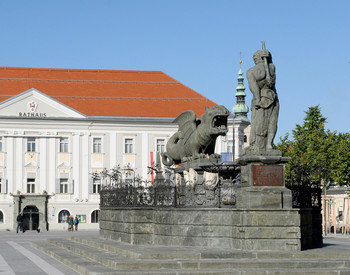Neuer Platz in Klagenfurt mit Lindwurmbrunnen und Rathaus im Hintergrund. Foto: StadtKommunikation