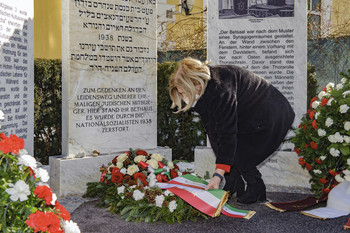 Bürgermeisterin Dr. Maria-Luise Mathiaschitz legte am Holocaust-Gedenktag einen Kranz bei der Gedenkstätte in der Platzgasse für die Landeshauptstadt nieder. Foto: StadtKommunikation/Thomas Hude