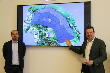 Entsorgungsreferent Vzbgm. Wolfgang Germ und Gernot Bogensberger, Leiter Abt. Entsorgung, präsentierten die Eckpunkte der abgeschlossenen Vorprojektierung des Photovoltaik-Parks auf der ehemaligen Mülldeponie. Foto: StadtKommunikation/Spatzek