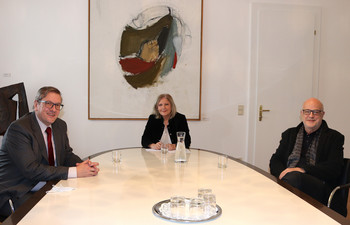 Bürgermeisterin ML Mathiaschitz mit dem bisherigen Geschäftsführer Mag. Hans Schönegger (rechts) und dessen Nachfolger Mag. (FH) Bernhard Lamprecht (links). Foto: Rosenzopf