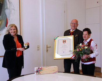 Bürgermeisterin Dr. Maria-Luise Mathiaschitz überreicht Franz Trainacher im Beisein seiner Gattin Eleonore den Ehrpfennig der Landeshauptstadt Klagenfurt. © StadtKommunikation / IW