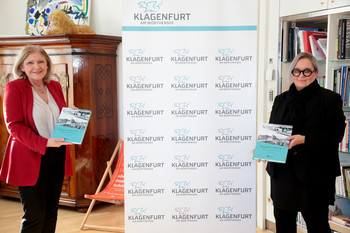 Mag. Alexandra Schmidt überreichte eines der ersten Exemplare der frauengeschichtlichen Spurensuche persönlich an Bürgermeisterin Dr. Maria-Luise Mathiaschitz. Foto: Stadtkommunikation / Wajand