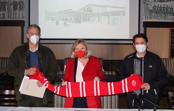 Bürgermeisterin Mathiaschitz präsentiert die Hallenpläne mit Architekt DDI Christian Halm (links) und KAC-Generalmanager Oliver Pilloni. Foto: Rosenzopf