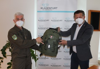 Militärkommandant Brigadier Gitschthaler übergab symbolisch einen Bundesheer-Rucksack an Bürgermeister Scheider. Foto: StadtKommunikation/Christian Rosenzopf