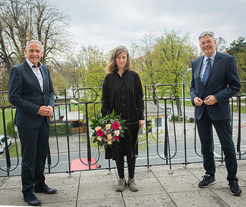 Jonke-Preisträgerin Ann Cotten mit den Kulturreferenten von Stadt Klagenfurt und Land Kärnten, Vizebürgermeister Jürgen Pfeiler und LH Dr. Peter Kaiser. © LPD Kärnten / Helge Bauer