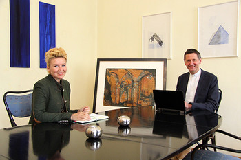 Stadträtin Sandra Wassermann bei einem Arbeitsgespräch mit Dompfarrer Dr. Peter Allmaier in den Räumlichkeiten der Dompfarre. © StadtKommuniktion