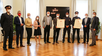 Bürgermeister Christian Scheider mit Dominik Sodamin und Andreas Kogler, Alois Dolinar, Franz Petritz, Sandra Wassermann, Corinna Smrecnik und Manfred Jantscher und Wolfgang Pittino und Markus Wernig. Fotoverweis: StadtKommunikation/Vouk