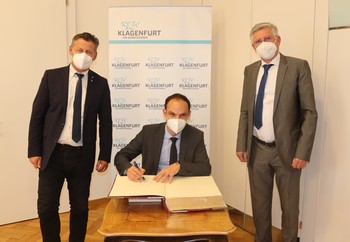 Bgm. Christian Scheider und Vizebürgermeister Alois Dolinar bei der Eintragung des slowenischen Außenministers Anže Logar in das Goldene Buch der Landeshauptstadt. Fotocredit: StadtKommunikation/Christian Rosenzopf