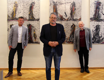 BGM Christian Scheider mit Univ. Prof. Dr. Peter Gstettnerund Primarius Mag. Dr. Herwig Oberlerchner.  ©StadtKommunikation / Wedenig