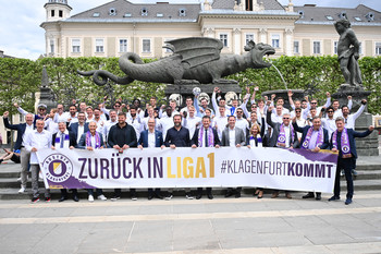 Die Mannschaft und Vertreter der Politik posieren anlässlich des Festaktes auf dem Neuen Platz vorm Lindwurm.. Foto: StadtKommunikation/Florian Pessentheiner