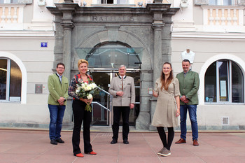 Stadträtin Sandra Wassermann mit Vertretern der Kärntner Jägerschaft vor  dem Klagenfurter Rathaus.