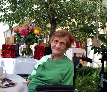 Frau Elisabeth Aichelsburger beim Sommerfest im  Pflegeheim. Die Jubilarin freut sich über die vielen Glückwünsche und die  schönen Blumen