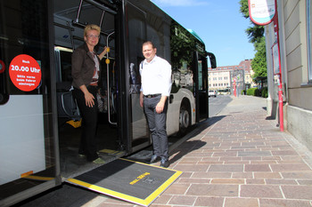 StR Sandra Wassermann und ÖZIV-Kärnten Präsident Rudolf Kravanja prüften auch die Barrierefreiheit bei den KMG-Bussen