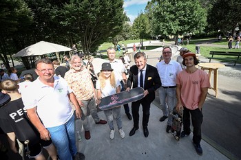 Ing. Leonhard Wallisch, Frank Frey, StR. Max Habenicht, Bgm. Christian Scheider, DI Heinz Blechl und Dorian Wiederschwinger waren bei der Eröffnung des Skateparks dabei.