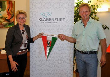 StR Sandra Wassermann mit Krumpendorfs Bürgermeister Gernot Bürger im Rathaus