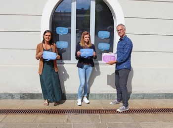 Frauenreferentin StR Corinna Smrecnik mit Mag.a Astrid Malle (Leitung Frauenbüro) und Dominique Pipal (Mädchenzentrum Klagenfurt) mit Aktion „Yes We Do!“