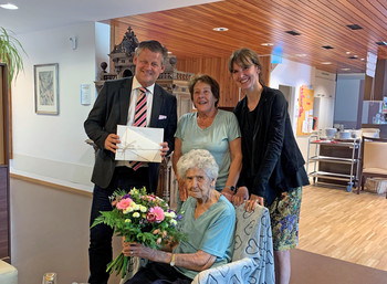 Bürgermeister Christian Scheider mit der Jubilarin Frau Maria  Krainz sowie der Schwiegertochter und Enkelin