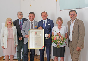 Dr. Renate Kanvosky-Wintermann, DI Peter Binder, Bgm. Christian Scheider, Mag. Dr. Axel Zafoschnig, Mag. Hildegard Zafoschnig und GR Mag. Manfred Jantscher bei der Ehrpfennig-Verleihung