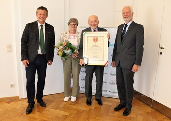 on links: Bürgermeister Christian Scheider, Elfriede Ebner, Generalmajor i.R. Gerd Ebner, Oberst i.R. Albin Gotthart